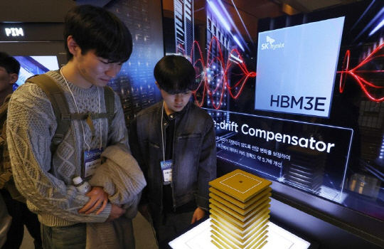 지난해 10월 서울 강남구 코엑스에서 열린 제 26회 '반도체 대전 SEDEX 2024'에서 참가자들이 SK하이닉스 부스에 전시된 HBM을 관람하고 있다. <연합뉴스 제공>